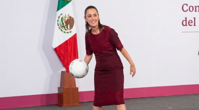 Reportera-cae-al-intentar-atrapar-un-balón-en-la-mañanera-de-Sheinbaum-así-reaccionó-la-presidenta-Infobae-04-06-2026_03_37_PM