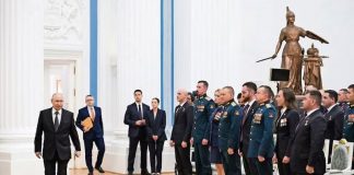 Putin ironiza sobre como Trump “educó” a Zelensky ante sus modales y vestirse como Rambo; agradece labor del republicano