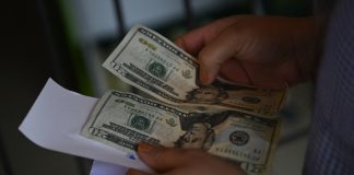 Tesoro de EE. UU. endurece vigilancia financiera sobre contratación y cuentas de trabajadores migrantes
