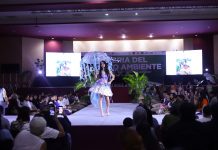 Estudiantes lucen trajes de materiales reciclados y de segundo uso en el evento ‘Eco Fashion’