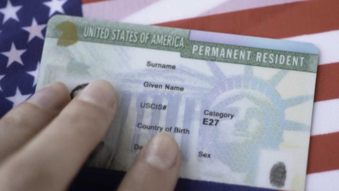 extranjeros-que-tendrian-que-salir-de-eeuu-para-la-green-card-095324