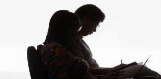 Cómo funciona la nueva herramienta que permite reportar inmigrantes y seguir arrestos en vivo