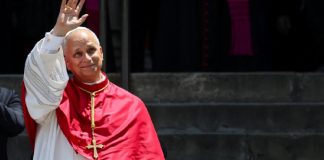 Papa León XIV entra a cabina de avión y bendice al personal en su gira por España