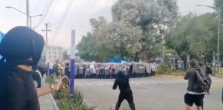 Manifestantes y policías se enfrentan afuera del Estadio Azteca