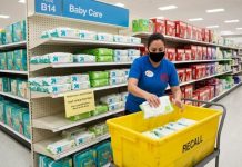 Target retira del mercado toallitas húmedas para bebés por posible contaminación bacteriana.