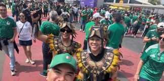 Políticos presumen su asistencia al partido inaugural del Mundial; Xóchilt Gálvez y Alito Moreno, entre ellos