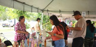 Familias disfrutan del Bazar del 178 Aniversario de Nuevo Laredo en el Parque Mendoza