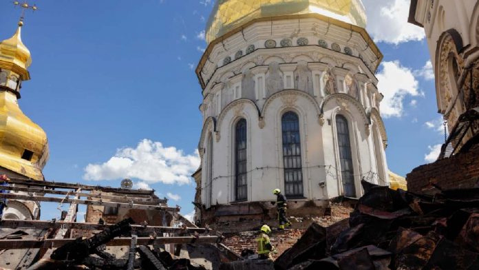 ataque-masivo-de-rusia-deja-11-muertos-e-incendia-la-historica-catedral-de-la-dormicion-en-ucrania-085657