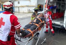 Cae automóvil sobre mecánico en Nuevo Laredo