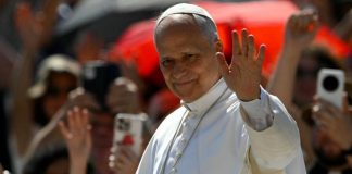 Papa León XIV recibe balón del Mundial 2026; espera realizar visita a México y Perú