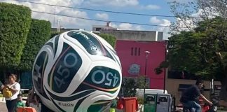 Megabalón mundialista de León, Guanajuato, amanece destrozado