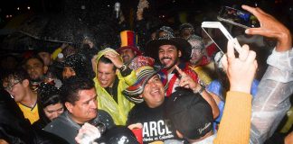 La lluvia no frenó la fiesta en el Ángel; colombianos celebran triunfo de su selección