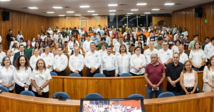 Entrega la UAT 600 becas y estímulos educativos