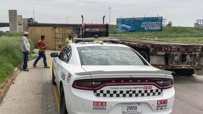 Cae contenedor de tráiler en el Corredor Urbano de Tamaulipas