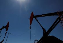 Petróleo extiende pérdidas por posible aumento de oferta global tras acuerdo entre Estados Unidos e Irán