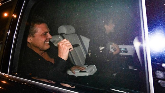 Luis Miguel sigue hospitalizado; su novia Paloma Cuevas está pendiente de su recuperación