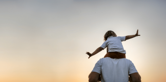Esto platican los papás con sus hijos dentro del hogar, según el INEGI