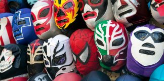 ¡Imágenes sensibles! Pierroth Jr. se desvanece en plena lucha… su rival acude a su auxilio