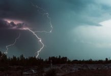 Tornado en Rusia deja daños en casi 100 casas y 25 automóviles; hay 16 personas heridas