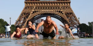 París se asa a más de 40 grados y su gente se alivia así de las temperaturas infernales