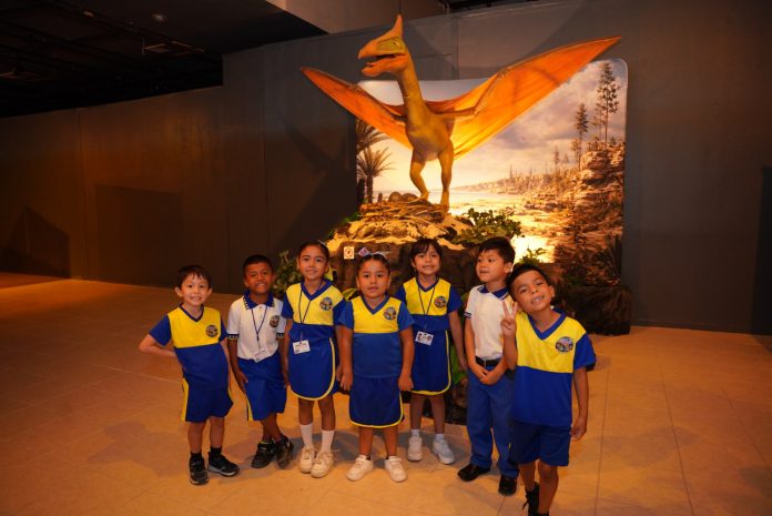 Disfrutan familias de Nuevo Laredo de exposición de Dinosaurios Animatrónicos