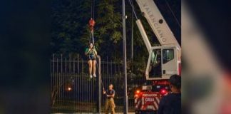 La rescatan con GRÚA tras intentar colarse al Fan Fest de Monterrey, así se vio el bochornoso momento: FOTOS