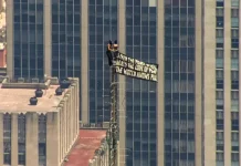 Dos personas burlan la seguridad del Empire State y plantan un báner en la cima del rascacielos de Nueva York