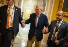 Mitch McConnell fue encontrado inconsciente antes de ser trasladado de urgencia al hospital