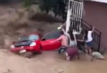 Familia intenta salvar su auto, pero se lo llevó la corriente de agua tras fuertes lluvias en Querétaro