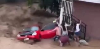 Familia intenta salvar su auto, pero se lo llevó la corriente de agua tras fuertes lluvias en Querétaro