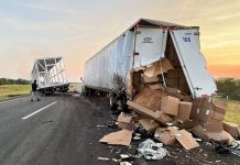 Cierran Autopista a Laredo por choque entre tráiler y auto