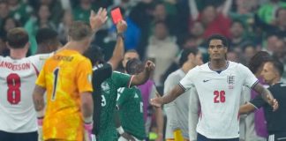 Funcionario británico exige a FIFA el mismo trato para el expulsado de Inglaterra que para Balogun