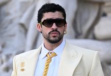 Bad Bunny luce corbata de trenza de pelo en la Semana de la Alta Costura