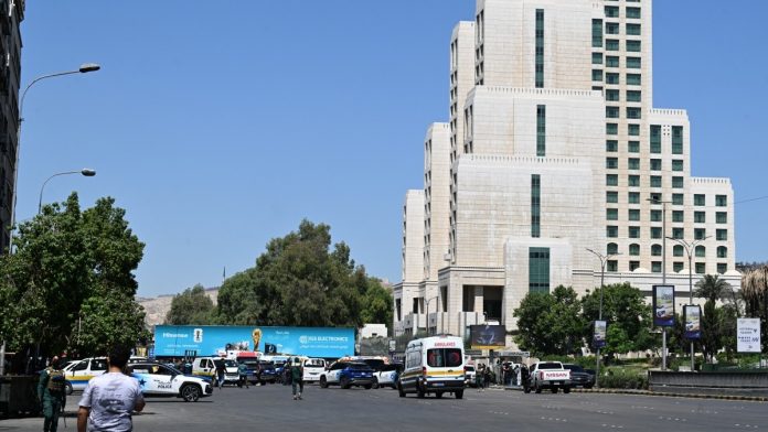 explotan-2-bombas-cerca-del-hotel-donde-se-hospeda-macron-en-visita-a-siria-031322