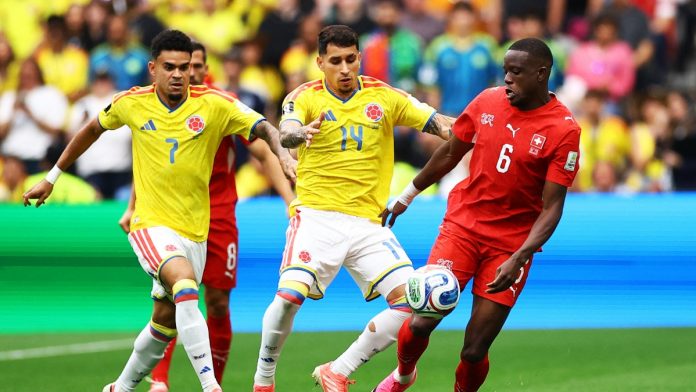 luis-diaz-y-gustavo-puerta-luchando-un-balon-con-denis-zakaria-154343
