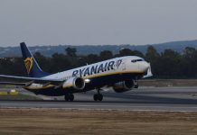 Aterrizaje de emergencia: se “desprende” ventana de avión y lo obliga a volver a aeropuerto en Grecia