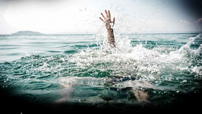 Rescatan a hombre y adolescente que casi se ahogan en playa de Manzanillo: VIDEO
