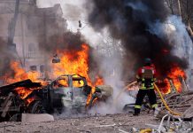 Rusia ataca hospitales y autobuses en Ucrania antes de cumbre clave en París; Zelenski difunde imágenes