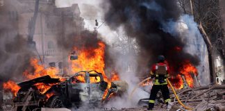 Rusia ataca hospitales y autobuses en Ucrania antes de cumbre clave en París; Zelenski difunde imágenes
