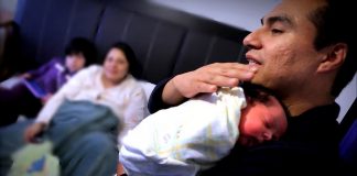 PRI busca ampliar licencia de paternidad a 15 días y goce de sueldo; actualmente sólo tienen derecho a 5 días