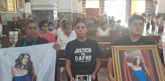 Misa y marcha reúnen a cientos por Dafne; su madre confía en que habrá justicia