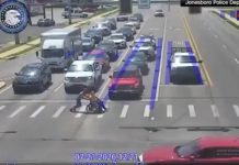 #VIDEO: Spider-man ayuda a cruzar la calle a persona en silla de ruedas.