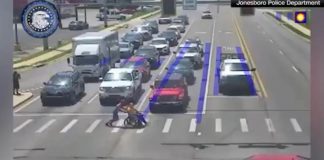 #VIDEO: Spider-man ayuda a cruzar la calle a persona en silla de ruedas.