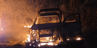 Pobladores de Huaquechula, Puebla, incendian tres patrullas para exigir seguridad tras detención de ladrón