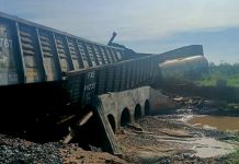 Se descarrila tren que transportaba productos químicos en Sonora
