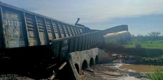 Se descarrila tren que transportaba productos químicos en Sonora