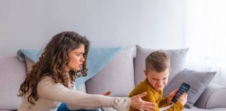 “Scroll infinito” puede generar comportamiento compulsivo en menores: SEP