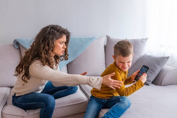 “Scroll infinito” puede generar comportamiento compulsivo en menores: SEP