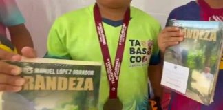 Premian a niños campeones con libros de López Obrador