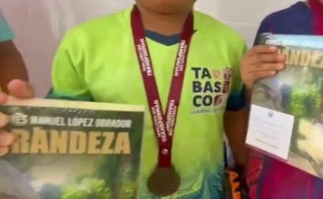 Premian a niños campeones con libros de López Obrador